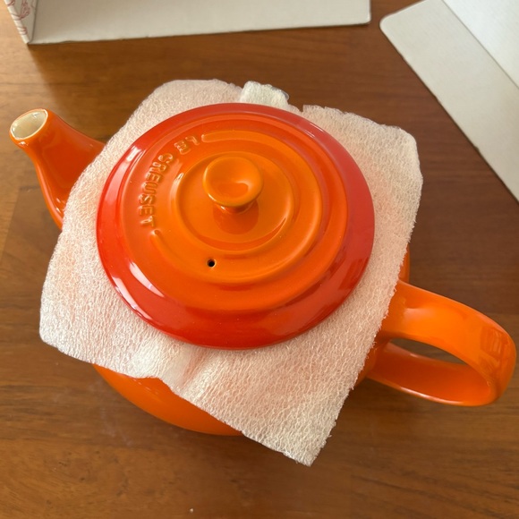 Le Creuset stoneware orange-red flame teapot with stainless steel strainer - Picture 3 of 16
